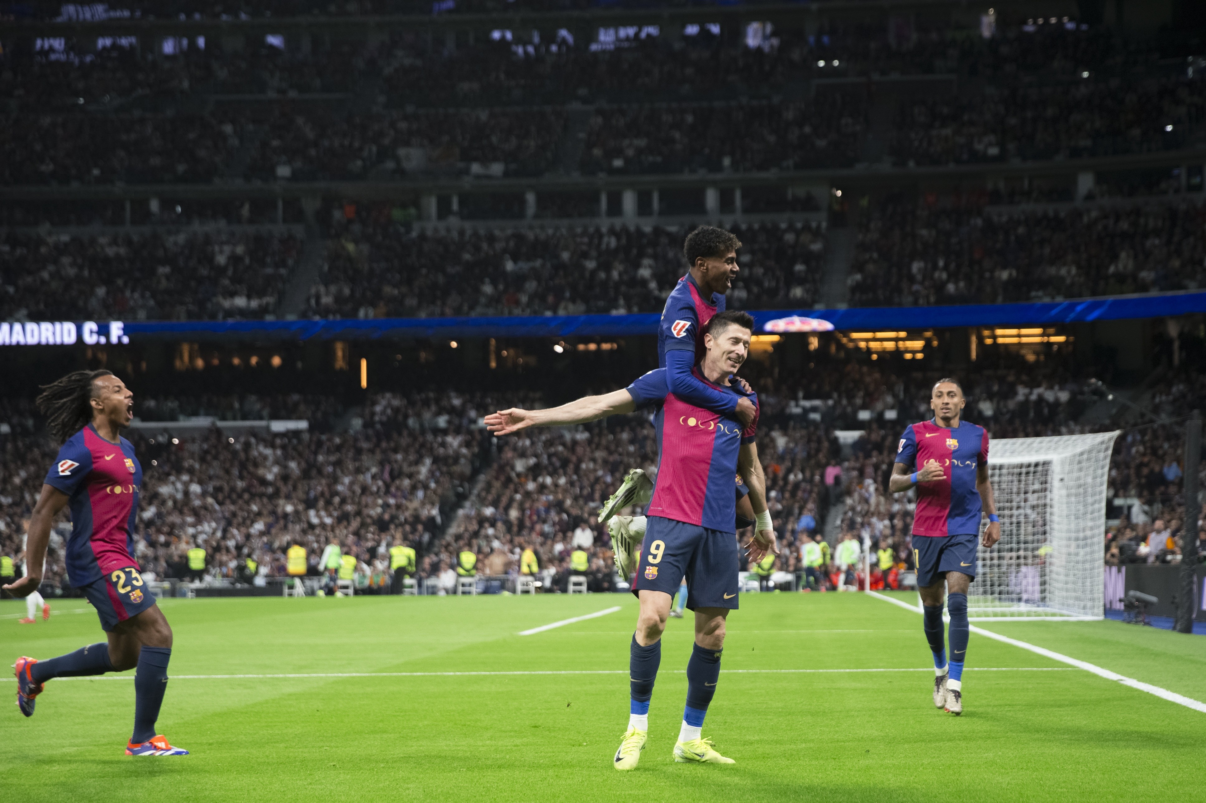 开云体育-瑞士队观众热烈欢呼!,莱万多夫斯基迎来十赛季出色发挥观众掌声雷动-开云体育